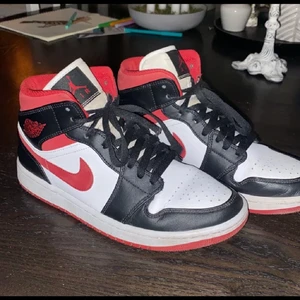 Air Jordan 1 Mid Gym Red Black White - SÅLD‼️