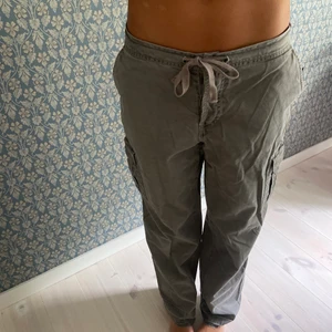 Cargo pants - Säljer ett par ursnygga low waisted långa grå cargopants! Passar mig som är ca 170 cm lång.