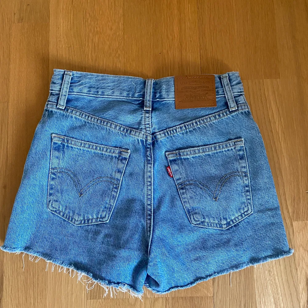 Säljer mina Levis shorts i W24. Köpta för 650 kr och köparen står för eventuell frakt. Knappt använda och köpta denna säsong.. Shorts.