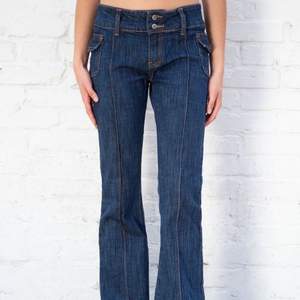 Jättefina Lågmidjade jeans från Brandy Melville. Aldrig använda. Säljer dem pga att dem inte passar mig. Dessa går inte att köpa från Brandy Melvilles svenska hemsida längre. Skriv om ni har fler frågor!