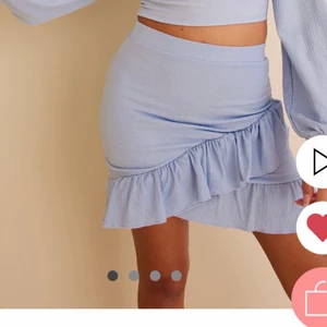 Volang kjol  - Blå volang kjol från Nelly. Använd 1 gång 