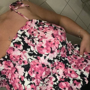 Blommig top - En blommig topp från Gina använd en gång. (Står ej för frakt)