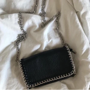 Tiamo väska  - Säljer en jättefin Tiamo väska som jag inte använder så oftast, den är i perfekt skcik och Nypriset är 500kr! Så jag tror att jag säljer den nog för 250kr, den silvriga kedjan är silver men om många är intresserad så får vi väll starta en budgivning❣️