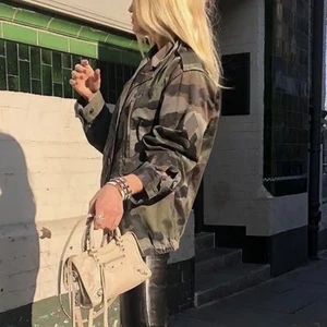 Ascool camouflagejacka!! - Lånade bilder av förra ägaren!! Ascool jacka som tyvärr var för liten på mig!🥲Oxå köpt hör på plick!! Köp direkt för 300 + frakt eller buda från 200kr🫶🏼🫶🏼❤️‍🩹