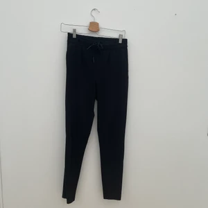 Byxor - Svarta byxor från Only, strl S