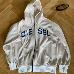 Diesel hoodie retro - Säljer nu en favorit som är för liten. Beige hoodie från märket diesel med blå print samt kedja 