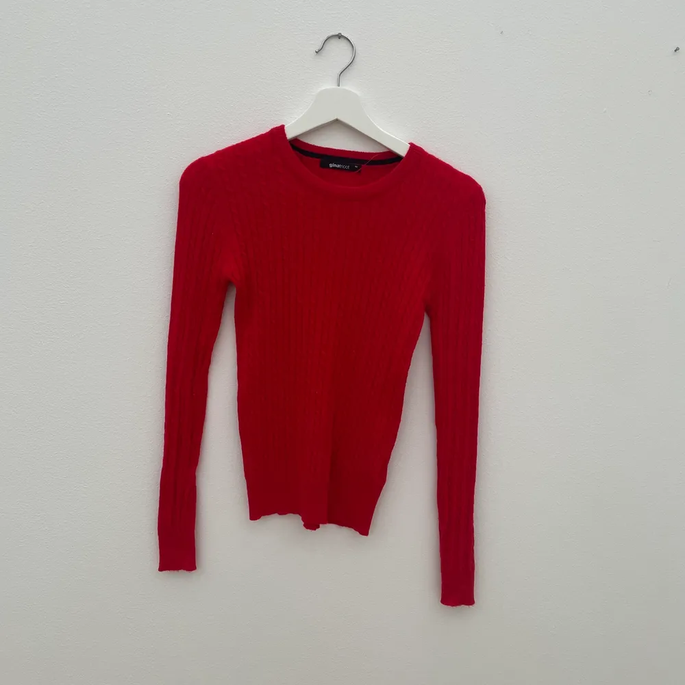 Röd stickad tröja från Gina Tricot, strl XS, knappt använd. Stickat.