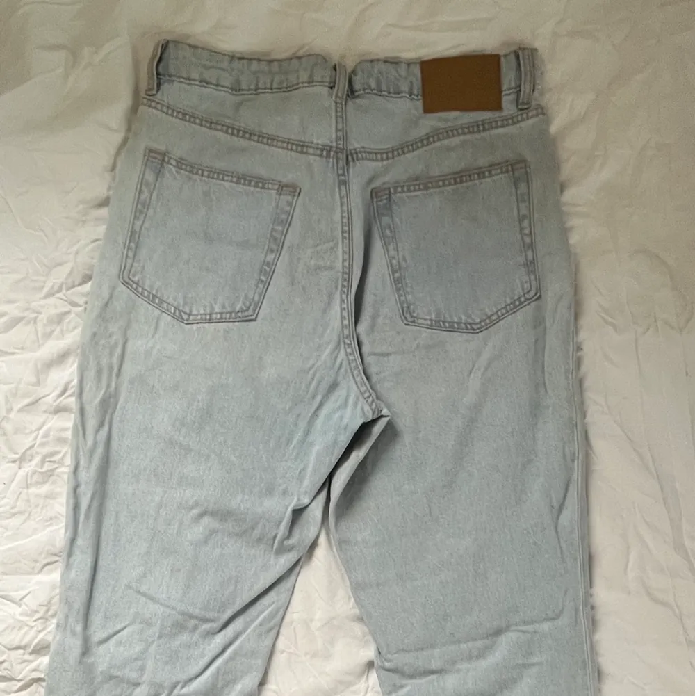 MOM JEANS FRÅN HM!!! Storlek 42 Inga synliga defekter Skriv i pm vid fler bilder eller frågor💕. Jeans & Byxor.