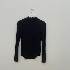 Polotröja - Svart polotröja från Gina Tricot, strl S