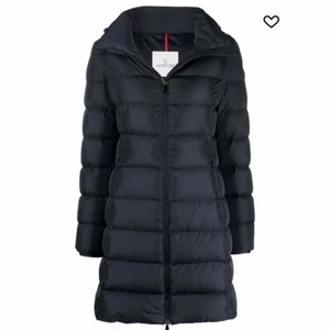 Moncler jacka  - Säljer denna moncler jacka helt oanvänd! Storlek: XXS-XS  Va supper svårt att hitta exakt! Men den på bilden ser nästan exakt ut som den ja gå har förutom att det ör en ficka på armen på den jag har men kom privat så kan jag skicka bild!!❤️säljer för 1999!