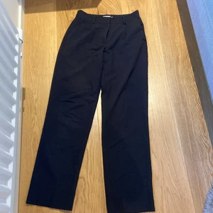 Kostymbyxor Nakd - Kostymbyxor från Nakd med medelhög midja Storlek 36 Pris 200+79kr frakt