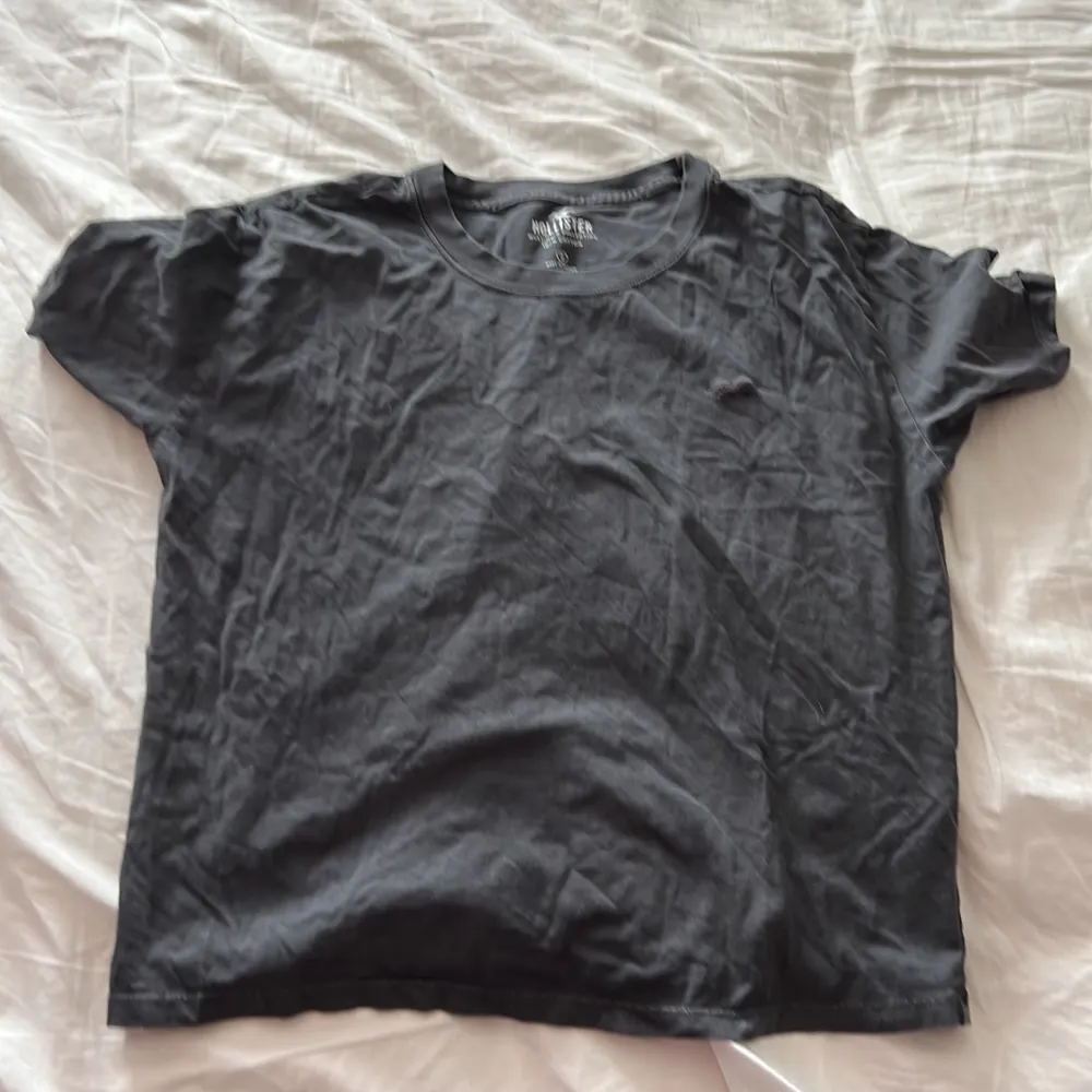Säljer nu min mellan kroppade t-shirt från hollister storlek S men, jätte fint skick, den har ett litet märke som knappt syns när man har på sig den enligt mig💕. T-shirts.