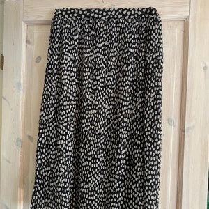 Svart och vitprickig kjol - En svart kjol med vita prickar från NAKD!! Superfin och jätteskön, använd ca 3 gånger! storlek 36