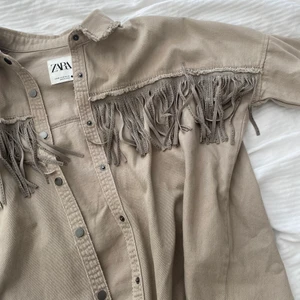 Zara jacka - Säljer denna asballa, trendiga, oversized och beiga zara jacka❤️‍🔥 perfekt nu till hösten och sensommaren. Priset kan diskuteras, men frakten ingår inte🫶🏼🎸 buda på