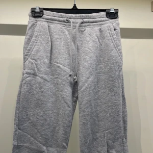 Grå mjukisbyxor - Lite noppriga men fint skick!! 