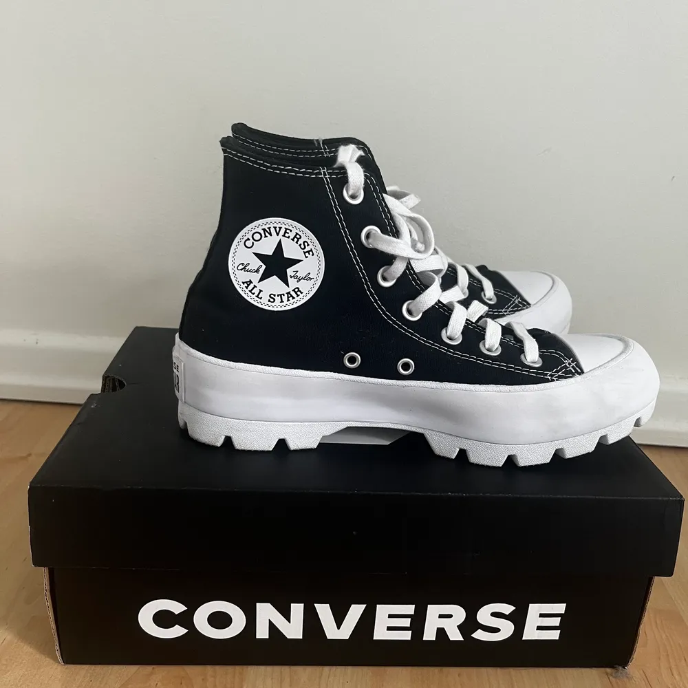 Nästan helt oanvända Converse skor. Använda 2 gånger. Köpta på Zalando.  Säljes pågrund av att de är för små 💓 Pris kan diskuteras vid snabb affär!!. Skor.