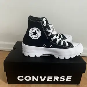 Nästan helt oanvända Converse skor. Använda 2 gånger. Köpta på Zalando.  Säljes pågrund av att de är för små 💓 Pris kan diskuteras vid snabb affär!!