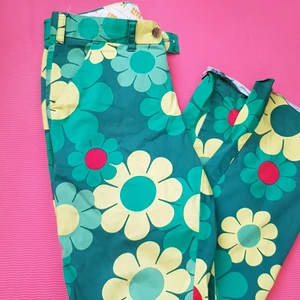 Hippie flare byxor - Ett par blommiga flared byxor från beyond retro. Använda max 2-3 gånger och har inga defekter💞