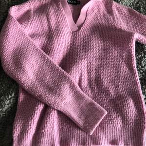 Säljer denna rosa stickade v-ringade tröja med krage. Köptes i våras och har knappt används! 💗 