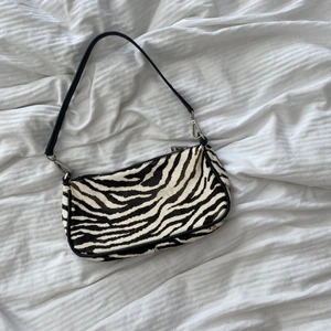 zara väska - Säljer denna zebra zara väska❤️‍🔥 priset kan diskuteras, men frakten ingår inte🫶🏼🎸 buda på