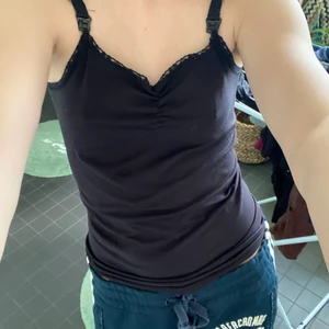 Svart linne - Svart stretchigt linne med en gullig söm och justerbara band