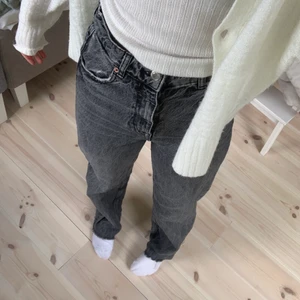 Zara jeans - Säljer dessa jeans ifrån zara💕i super fint skick och perfekta till sommaren tillsammans med en gullig topp🥰jag är va 168 cm och längden är perfekt för mig. Hör av dig vid intresse eller fler bilder. Frakt tillkommer