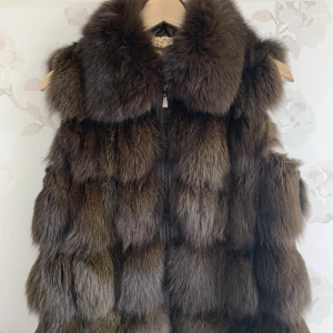 Vintage Äkta Rävpäls Väst  - En väst i äkta rävpäls, aldrig använd så i ny skick. Färgen ser ut o va brun på bilderna, men den är multicolor beroende på ljuset. Priset går o diskutera privat.