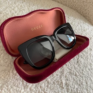 Gucci solglasögon  - Pm för mer info.