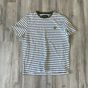 Lyle & scott t-shirt - Säljer grönvitrandig Lyle & Scott t-shirt