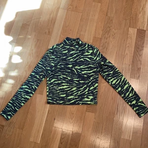 H&M tröja - Det är en grönsvart långärmad tröja