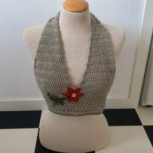 Virkad topp  - Säljer denna hemgjorda halterneck toppen (virkad). Passar M/L. Kan även passa S. Den ser grå ut på bilden, men är mintgrön i verkligheten. Skriv till mig om du är intresserad💕