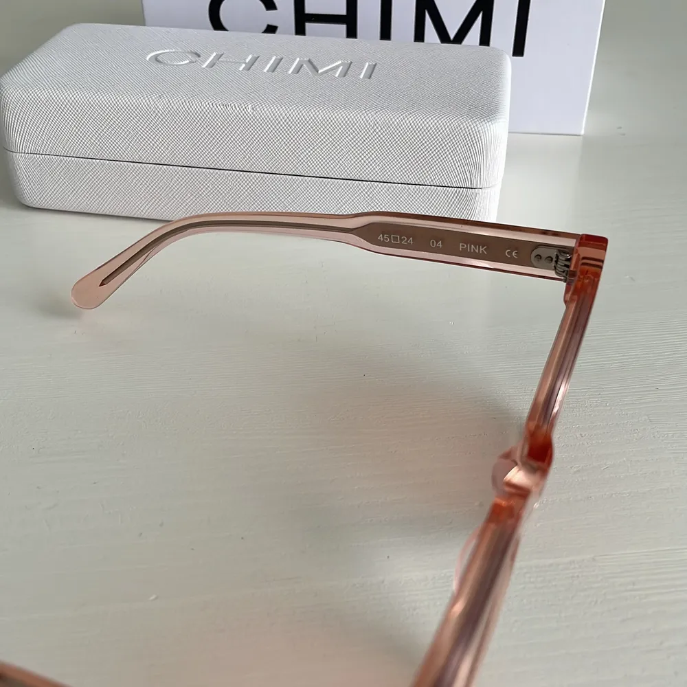 Säljer dessa rosa chimi-solglasögon i modell 04 på grund av dålig användning. Jag köpte dem förra sommaren men de var använda max tre gånger. De har inga repor eller skador och är i ett helt nytt skick. Perfekta till sommaren! Ordinarie förpackning finns med. Priset är 700kr. Köparen står för frakt (57kr) men det går också bra att mötas upp om du bor i Stockholm. Jag kan använda mig av Plick safe pay om det behövs💕😍😍 . Accessoarer.