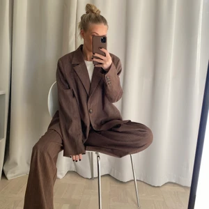 Slutsålt Randigt kostymset  - OBS SÄLJER ENDAST TILL BRA PRIS. Oanvänt förutom första bilden. Blazern strl 36 och byxor strl 34