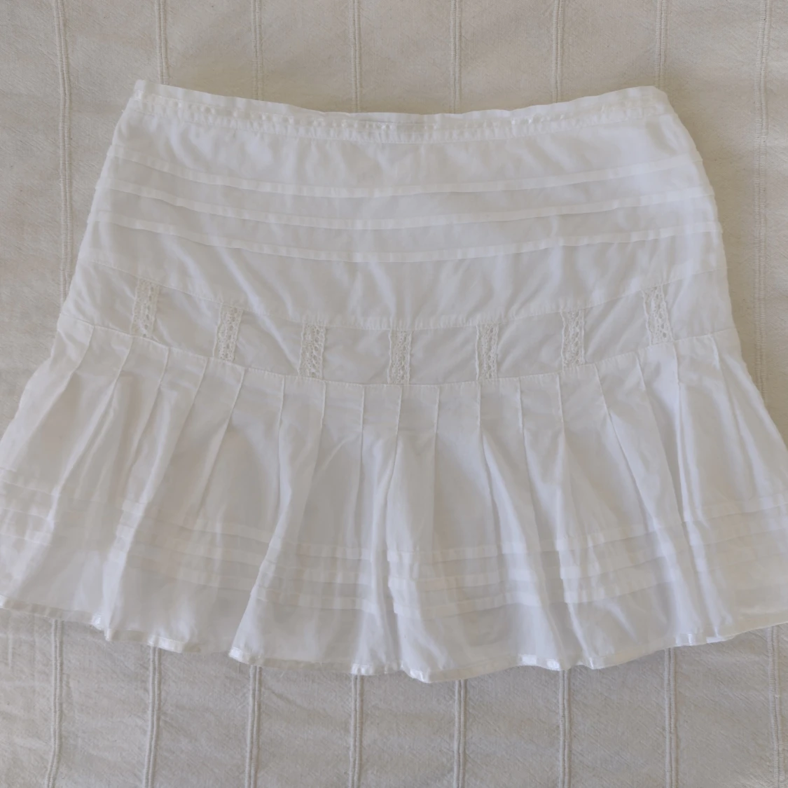 Vit volangkjol med virkade detaljer - 91