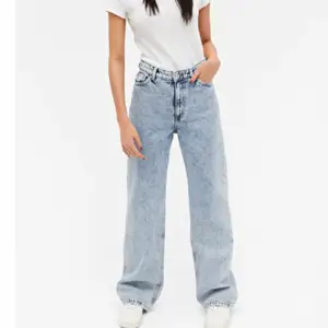 Säljer dessa jeans från monki i modellen Yoko pga att de inte kommer till användning. De är i bra skick då jag bara användt de cirka 3 gånger. De är uppsydda så att de passar mig i längden som är 163. Skriv för mer bilder💗 köparen står för frakt!