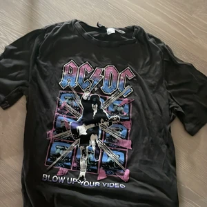 ACDC tshirt - Fin tshirt! Använd fåtal gånger! Fin till sommaren.