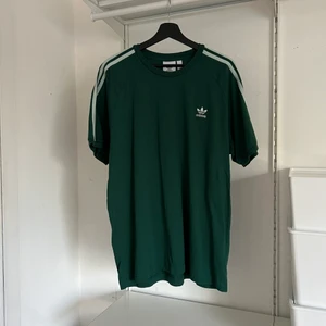 Adidas t-shirt  - Adidas t-shirt, aldrig använd. Har man några frågor eller vill ha fler bilder är det bara till att skriva. Betalning via swish.
