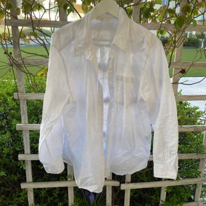 100kr, storlek L - Vit linneskjorta från HM. Storlek L. Stor i passformen. Använd ett fåtal gånger förra sommaren. Säljer då den inte kommer till användning. Kan mötas i centrala Norrköping eller fraktas men då står köparen för frakten 😊