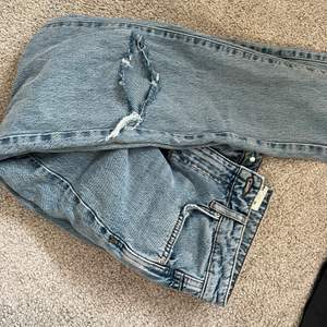 Blåa jeans från Gina med slitningar. Storlek 36