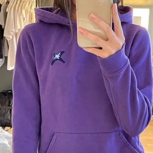 Axel arigato tröja - Säljer min fina hoodie från Axel arigato som tyvärr inte kommer till användning, andvänd max 10 gånger och är precis som ny