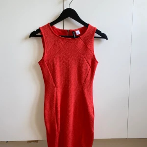 Klänning från H&M strl 34 - Använd några gånger men i fint skick, lite mer rosa färg i verkligheten.