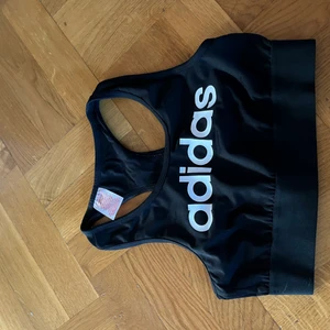 Adidas träningstopp - Nästan oanvänd träningstopp från Adidas