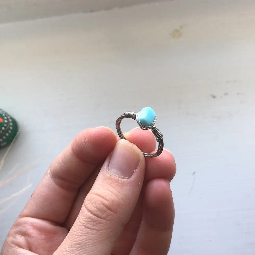 En somrig och fin ring med blå sten. Den är handgjord! Frakten ingår i priset! Jag kan ändra till guld och ändra storlek ifall man vill det!. Accessoarer.