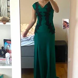 Balklänning  - Jätte vacker balklänning med spets och pärlor. Klänning är endast använda 1 gång och är köpt i Turkiet får något år sedan. Passar en 38/40/M.