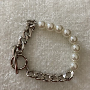 Armband kedja  - Ett fint chunky armband med större kedja och lite pärlor ✨🌷💕 Inte äkta pärlor eller äkta silver. Sitter jättefint och passar till allt! Fått i present men har aldrig använt det, brukar inte använda armband så säljes därför 🥰💓💖 Perfekt skick!