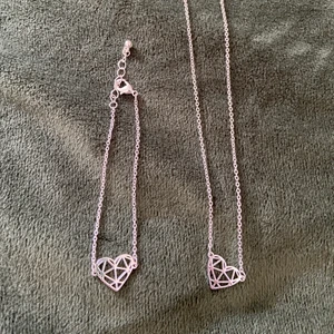 Set med halsband o armband  - Sött matchande set med armband och halsband i silverfärg ✨💓💗 Supergulligt, stilrent och passar till allt! Tror inte det är äkta silver 🌷 Reglerbart så passar alla! Superfint skick, aldrig använt! 