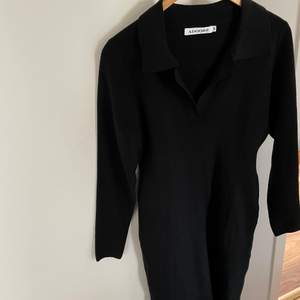 Stickad svart klänning, oanvänd, strl 40 ifrån Adoore. Modell Biarritz