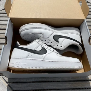 Air forces 1 - Hej säljer mina air forces 1 för att dem blev för små. Har haft skorna i 1 månad Max och inte använt dem så mycket. Skorna är nästan helt nya och sko snören och box kommer med. Storlek 43 men passar jättebra till 44