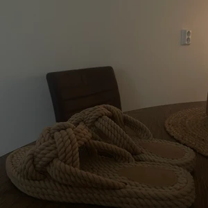 Strandtofflor - Super fina strand tofflor från H&M. Storlek 38 men passar inte mig. Så skulle säga att de passar bättre 37 eller 36. Inköpta förra året och aldrig använda. 