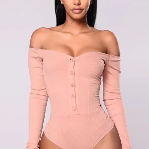 Fool In Love Off Shoulder strl XS/S - Används ett par få gånger men satt bra på! Passar både XS och S. köptes för 170 kr. Mer rosa beige i verkligheten. Finns knappar där nere så man kan gå på toa lätt och det gör så den sitter bra.